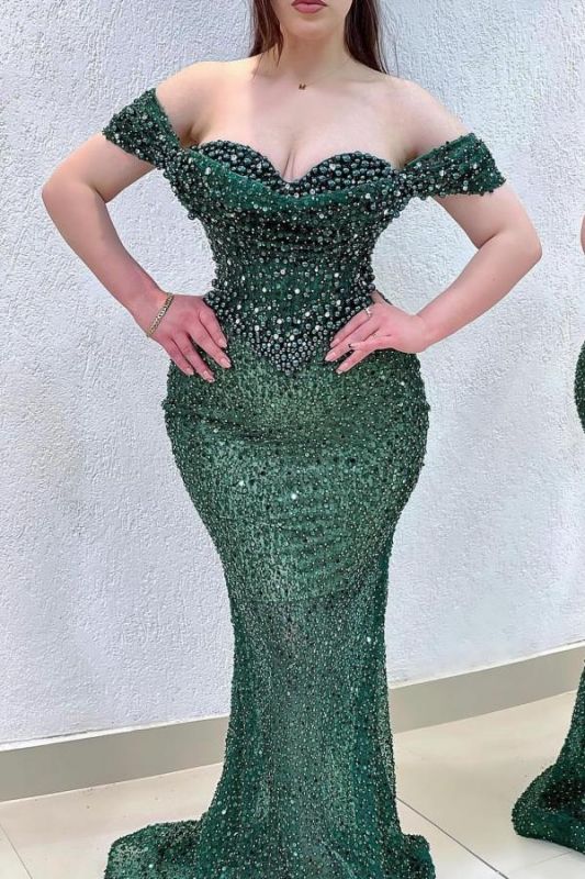 Encantador vestido de fiesta de sirena con hombros descubiertos y lentejuelas brillantes en color verde oscuro