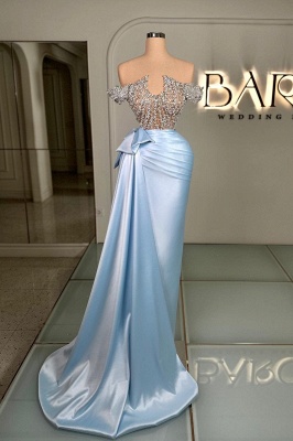 Robe de soirée longue en satin bleu ciel à épaules dénudées et à paillettes