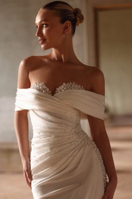 Vestido de novia de satén blanco con hombros descubiertos y corte tubo con perlas_2