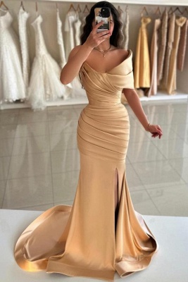 Robe de bal longue en satin à volants et épaules dénudées avec fente sur le devant